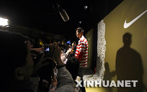 12 мая, китайский баскетболист И Цзяньлянь дает интервью.