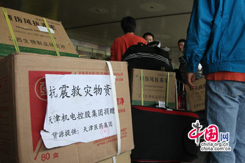 14 мая, работа аэропорта «Шуанлю» в основном восстановлена. На снимке: Материальная помощь пострадавшим от землетрясения из города Тяньцзинь уже прибыла в аэропорт «Шуанлю» города Чэнду.