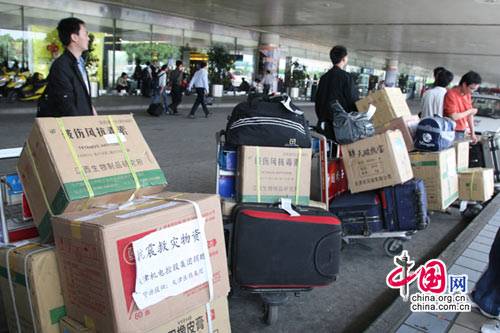 14 мая, материальная помощь пострадавшим от землетрясения из разных мест уже последовательно прибыла в аэропорт «Шуанлю» города Чэнду.
