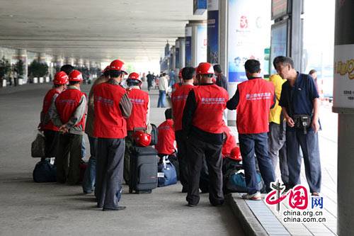 14 мая, в аэропорту «Шуанлю» города Чэнду отзывчивая группа Сун Чжиюн из города Таншань ждет отправления в район, пострадавший от землетрясения.