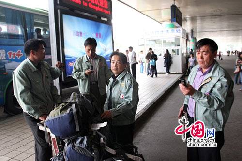 14 мая, сотрудники общества «Красный крест» города Тяньцзинь прибыли в аэропорт «Шуанлю» города Чэнду.