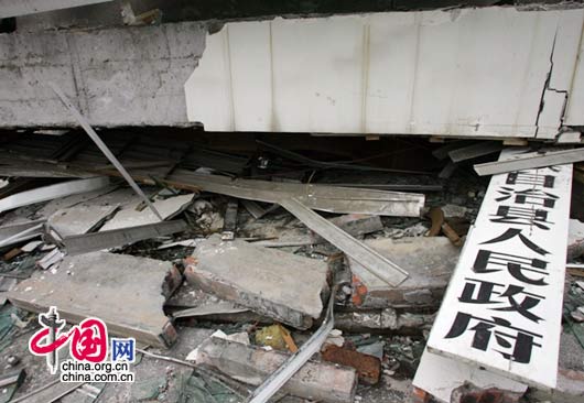 Здание правительства уезда Бэйчуань в провинции Сычуань сильно разрушено (фотография снята 16 мая 2008 г)