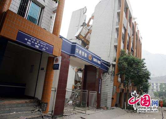 Управление по борьбе с преступностью уезда Бэйчуань после землетрясения (фотография снята 16 мая)