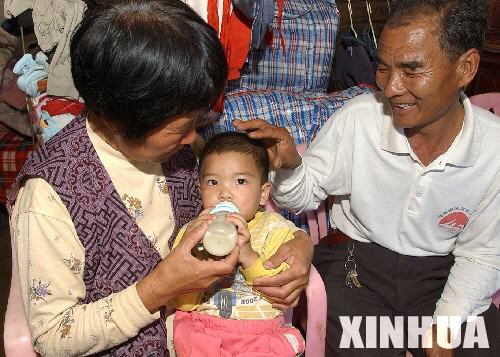 4 января 2006 г. Яо Идэ с супругой Сунь Цинчжун и трехлетней приемной дочерью Мин Юй.