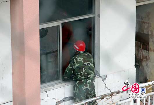 16 мая, спасатели в уезде Бэйчуань продолжают поиски людей в развалинах
