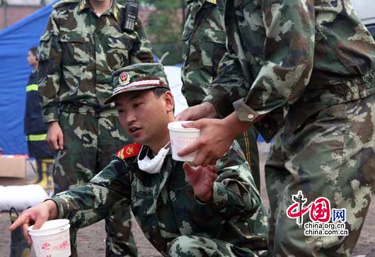16 мая, спасатели в уезде Бэйчуань подкрепляются.