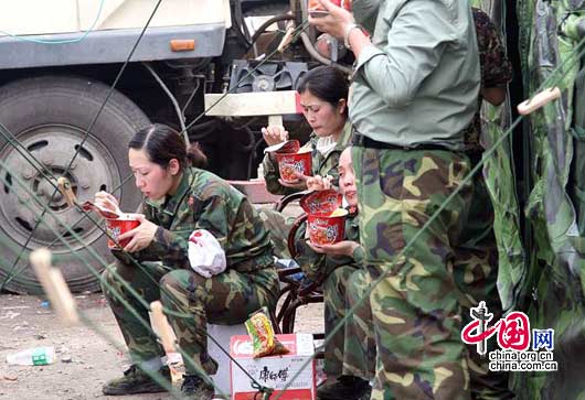 16 мая, девушки-солдаты в уезде Бэйчуань.