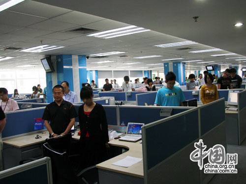 Сотрудники Китайского информационного Интернет-центра почтили память соотечественников, погибших во время землетрясения, тремя минутами молчания.