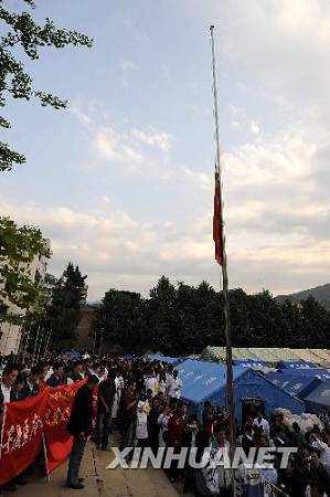 Ранним утром 19 мая в уезде Цинчуань, серьезно пострадавшем от землетрясения, прошла церемония почтения памяти соотечественников, погибших при землетрясении.
