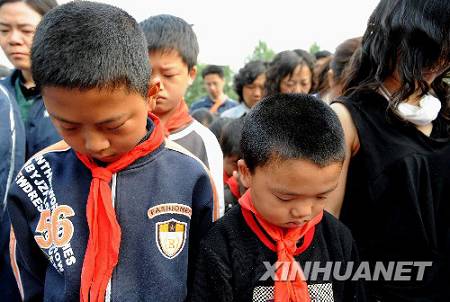 Ранним утром 19 мая в уезде Цинчуань, серьезно пострадавшем от землетрясения, прошла церемония почтения памяти соотечественников, погибших при землетрясении.