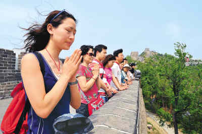 На участке Бадалин Великой китайской стены в Пекине туристы почтили память о погибших в землетрясении.