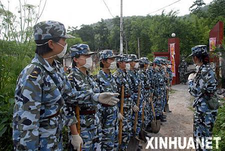 39 девушек-солдат морского десанта участвуют в спасательных работах в деревне Лунцзюйсы города Шифан провинции Сычуань.