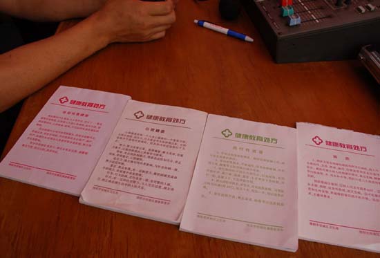  В спортивном центре «Наньхэ» города Мяньян спасательная станция подготовила инструции по борьбе с эпидемией и предупреждению болезней.