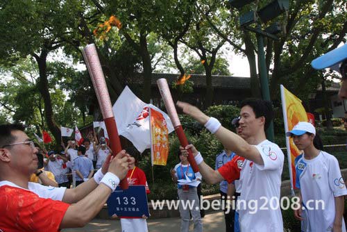 22 мая: В Цзясине прошла эстафета огня Пекинской Олимпиады--2008