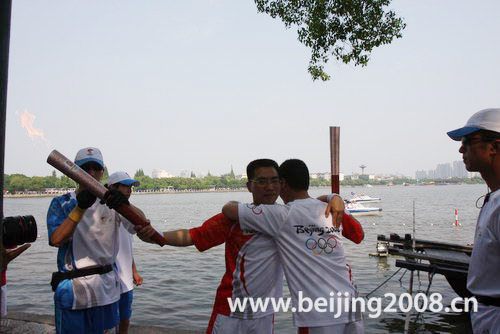 22 мая: В Цзясине прошла эстафета огня Пекинской Олимпиады--2008