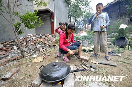 24 мая, одна семья из волости Лэйгу уезда Бэйчуань готовит обед.