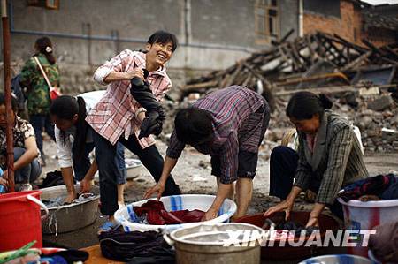 Ранним утром на одной спасательной станции в уезде Шифан провинции Сычуань люди стирают белье.