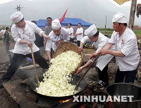 Пекинские повара готовят еду для пострадавших от землетрясения 