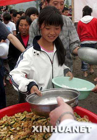 Пекинские повара готовят еду для пострадавших от землетрясения 