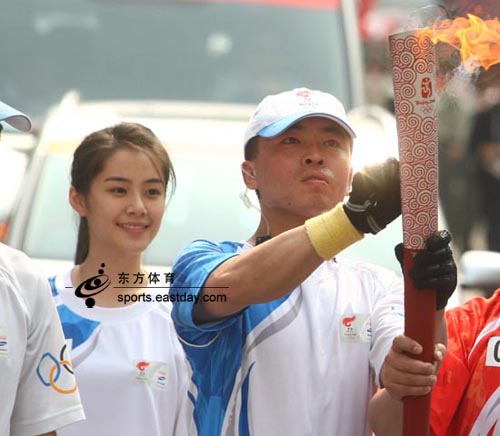 Самая красивая девушка, сопровождающая огонь Олимпийских игр на эстафете 