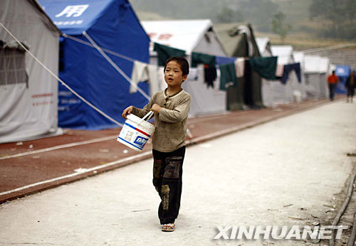 24 мая, на одной спасательной станции волости Цюйшань уезда Бэйчуань провинции Сычуань ребенок идет за водой.