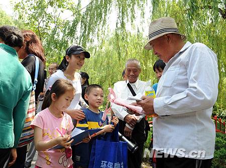 24 мая ученики первого класса пекинской 2-й экспериментальной начальной школы пришли в парк «Чанпухэ», чтобы подарить людям экологические пакеты для покупок, которые они сами изготовили, и объяснить, как ими пользоваться. 