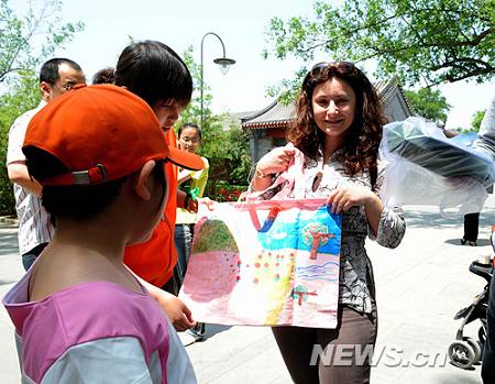 Одна иностранная туристка с радостью получила экологический пакет от учеников.