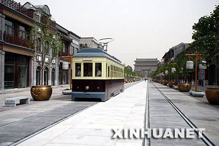 Трамвай под именем «Дандан», двигающийся по проспекту Цяньмэнь дацзе. 