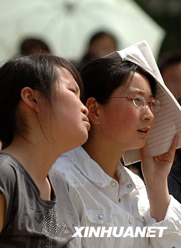 28 мая, выпускники школ уезда Нинцян провинции Шэньси под палящим солнцем проходят урок английского языка.