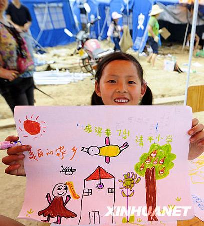 27 мая, 7-летняя Пан Цзипин на спасательной станции в волости Ханьван города Мяньчжу демонстрирует свою картину на тему «Прекрасная родина». 