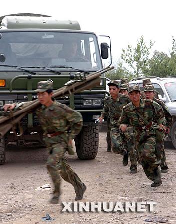 1 июня, солдаты Цзинаньского военного округа добрались до волости Сянькоу уезда Вэньчуань для осуществления поисков.