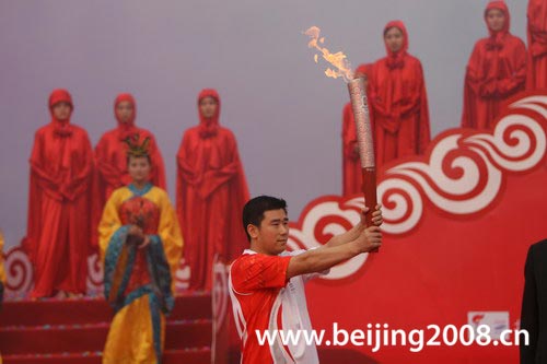 2 июня: В г. Цзинчжоу началась эстафета Священного огня Пекинской Олимпиады