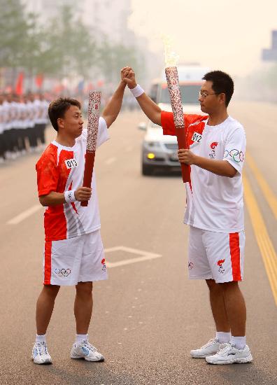 2 июня: В г. Цзинчжоу началась эстафета Священного огня Пекинской Олимпиады