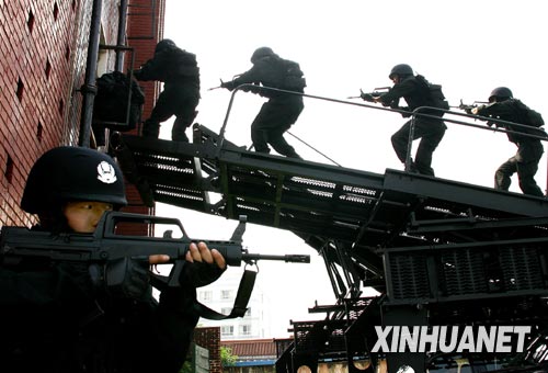 В Шанхае прошли учения по отработке антитеррористических действий в ходе Пекинской Олимпиады--2008