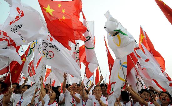 5 июня: В г. Сянтань проходит эстафета огня Пекинской Олимпиады