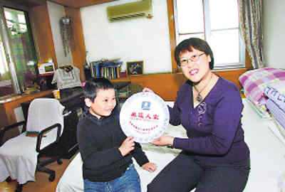 Хань Жубин с сыном показывают, что они - олимпийская семья.