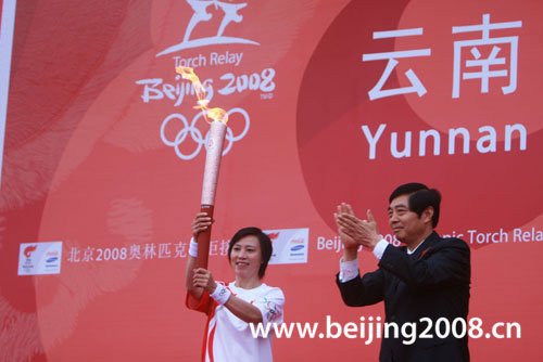 9 июня: Эстафета Олимпийского огня прошла в Куньмине