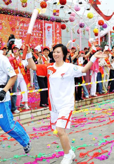 9 июня: Эстафета Олимпийского огня прошла в Куньмине
