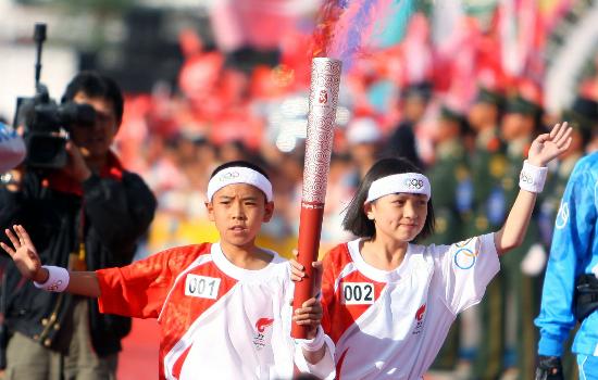10 июня: Эстафета Олимпийского огня Пекинской Олимпиады в Лицзяне