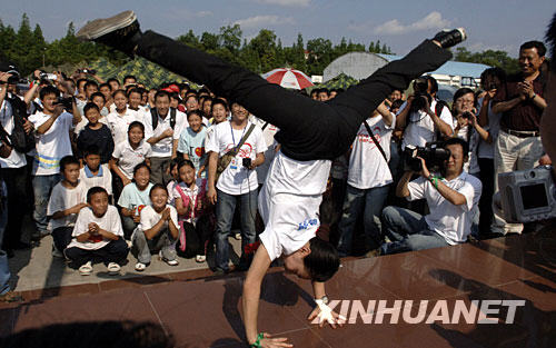 9 июня, олимпийская чемпионка Лю Сюань занимается гимнастикой с учениками школы Бэйчуаня провинции Сычуань.