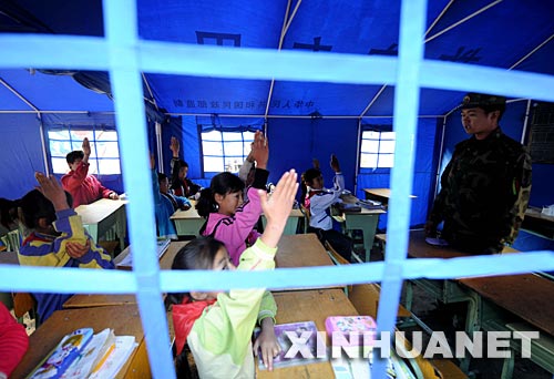 10 июня, студент-солдат Цзинаньского военного округа Ван Чэнцзи проводит лекцию для ребят.