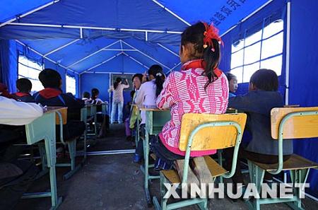 10 июня, дети на уроках в палаточной школе.