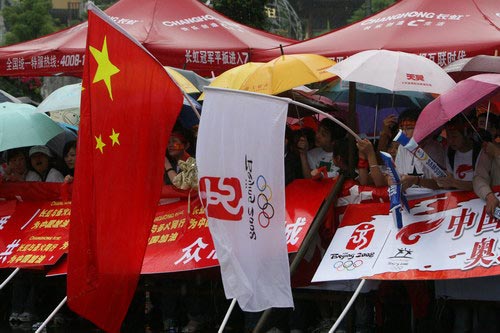 12 июня: В Гуйяне прошла эстафета огня Пекинской Олимпиады