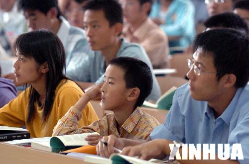 22 сентября 2005 г., Чжан Синьян (в середине) внимательно слушает лекции.