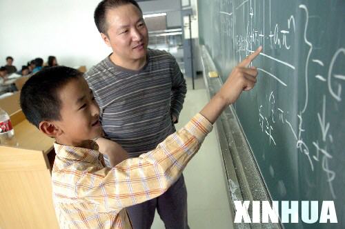 22 сентября 2005 г., Чжан Синьян в перерыве обращается к преподавателю с вопросом.