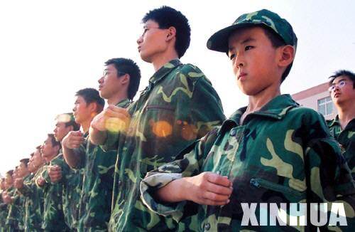 Чжан Синьян участвует в военном учении (фотография снята 16 сентября 2005 г)