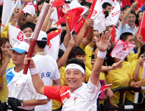 16 июня: В Чунцине проходит эстафета огня Пекинской Олимпиады
