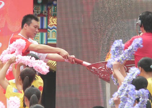 16 июня: В Чунцине проходит эстафета огня Пекинской Олимпиады