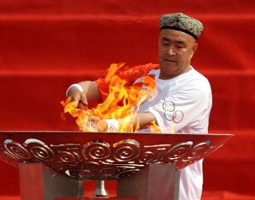 18 июня: В Кашгаре завершился очередной этап эстафеты огня Пекинской Олимпиады