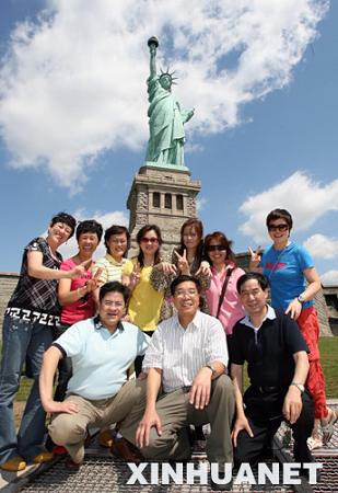 18 июня члены первой китайской туристической группы в США сфотографировались перед статуей Свободы в Нью-Йорке.
